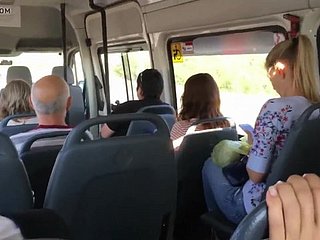 orang beruntung di bus.
