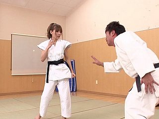 Cantik gadis karate Jepang memutuskan untuk melakukan beberapa ayam berkuda