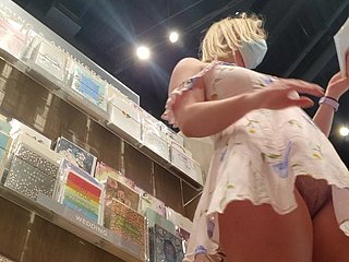 かわいいブロンドパンチラ
