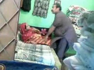 Couple d'âge mûr pakistanais pour une baise rapide dans la boutique