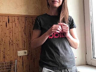 兄弟は最初の日の前に妹リラックスを手助けしました。対話を伴うロシアのアマチュア