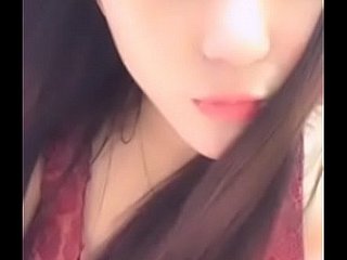 لڑکی بلی کے ساتھ کھیل رہا ہے