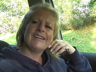 Ondeugende volwassen Robyn Ryder verspreidt haar benen in de auto om te spelen