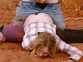 MILF становится грязным анальным в грязном, в то время как девушка Cuck посещает
