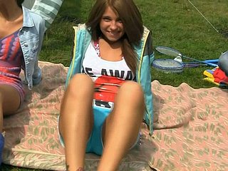 ロシアの学生のグループは楽しんで - 空気を開けます