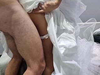 Cuckold assiste à noite de núpcias da esposa