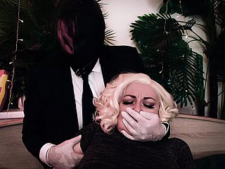 حار غريب: الرجل يغطي فم الفتاة ثم يقطع ملابسها. القفازات الطبية والأنوانية