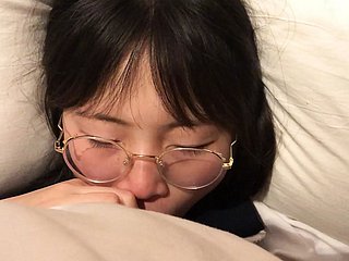 学校の制服を着た学生の女の子は私が放課後フェラを助ける
