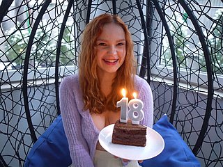 彼女が18歳になったとき、細いキューティーを犯した -  Verlonis
