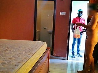 होटल के कमरे की सेवा ने हमारे दरवाजे पर दस्तक दी और मेरी पत्नी को चुदाई की।