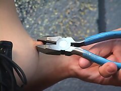 緊縛コルセットでゴージャスな若い女の子をペンチでホイップされました