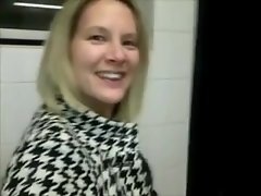 Dia menemukan sebuah gloryhole sepanjang Jalan Raya (Toilet Umum)