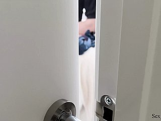 私のルームメイトが彼の新しい大音量のガールフレンドをファックするのを聞いて捕まりました。