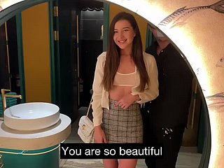 美しいスリムポルノ女優レストランのWCで時々性交をする