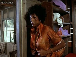 Awek Eboni Indulge Pam Grier yang Berpayu dara besar Membuka Ikatan Dirinya Dalam Pakaian Koyak