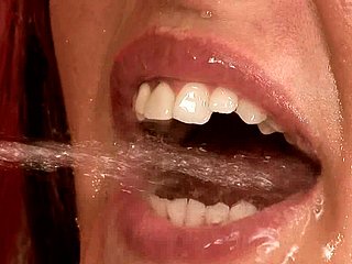 Une brune lascive se fait remplir frigid bouche de pipi après une baise anale