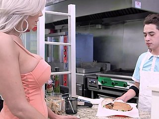 Sentez-vous bien en regardant une compilation sauvage de MILF et de filles sauvages qui baisent sauvagement