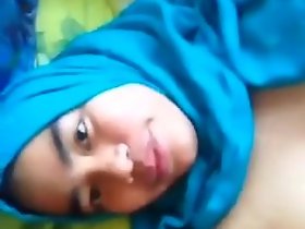 caliente zorra tudung jugando su coño para usted