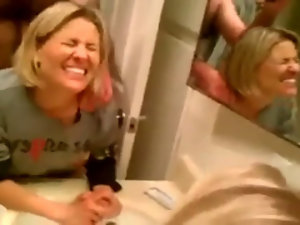 Mignon MILF Fucked devant le miroir Bathrrom