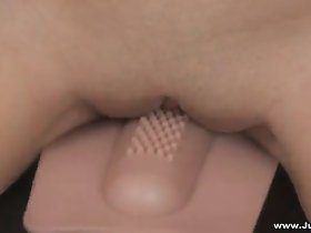 امرأة سمراء في هزات الزي شبكة صيد السمك وركوب sybian