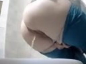 Matang Doctor pisses di dalam tandas! aliran yang kuat! Kamera tersembunyi!