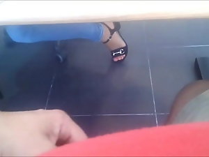 在桌子下面的闪烁