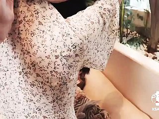 Gadis Asia kotor mengurut sosej rakan sepermainannya - Anak patung double-dealer panas berpayudara kecil!