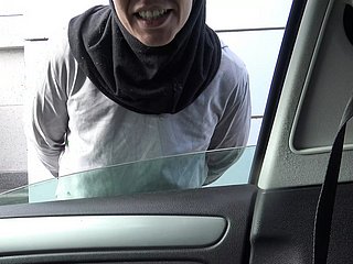 Un tedesco perverso rimorchia una rifugiata siriana paintbrush l'hijab