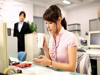 상사의 숨 막힐 듯한 섹스에 사랑스러운 사무실 비서가 바지를 벗다