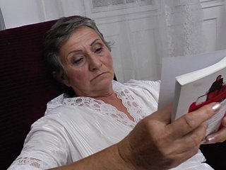 Deze geile oma masturbeert elke dag van de week