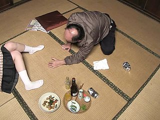 10대 소녀가 강렬한 섹스 후 질에 사정을 받다