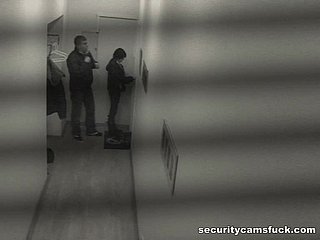 いたずら好きなブルネットが公衆廊下で大胆にセックス
