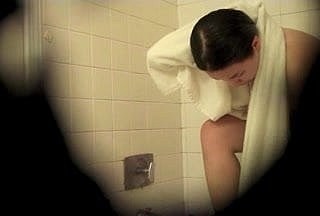 シャーメインは、盗撮動画をシャワー