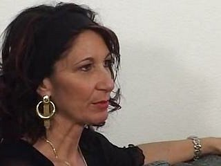 Itali roasting retro milf mengintip berambut perang seksi berpakaian dalam stoking putih