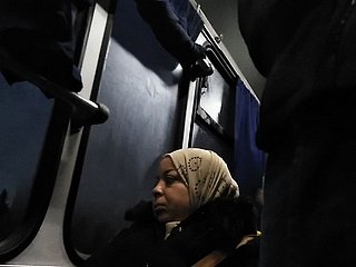 A mulher não pode parar de olhar para protuberância