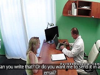 Checa rubia folla paciente médico