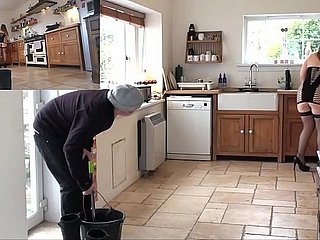 英国·露出家庭主妇戏弄然后用幸运不知情的窗户清洁剂自拍敢玩