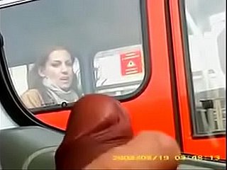 Sie sieht Hawkshaw und sogar leckt ihre Lippen